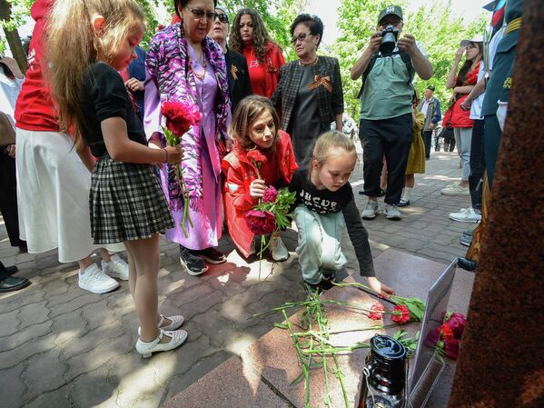 Многие бишкекчане пришли на мероприятие с детьми и внуками - Sputnik Кыргызстан