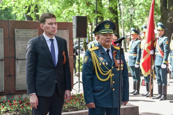Представители Русского дома в Бишкеке и Министерства обороны КР - Sputnik Кыргызстан