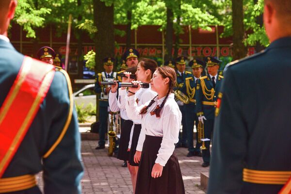 Школьники на Аллее героев в Бишкеке - Sputnik Кыргызстан