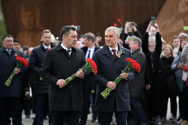 В рамках официального визита в Россию президент КР Садыр Жапаров возложил цветы к мемориалу Советскому солдату возле города Ржева - Sputnik Кыргызстан