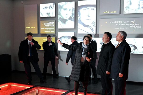 Жапаров и Володин также посетили филиал Центрального музея Великой Отечественной войны, посвященный Ржевской битве, где для них провели небольшую экскурсию - Sputnik Кыргызстан