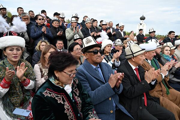 В битве под Ржевом погибли около 60 тысяч человек, призванных в Киргизской ССР. Четырехметровый гранитный памятник в виде трех горных вершин Ала-Тоо со снежными шапками установлен на территории городского мемориального комплекса Ржева - Sputnik Кыргызстан