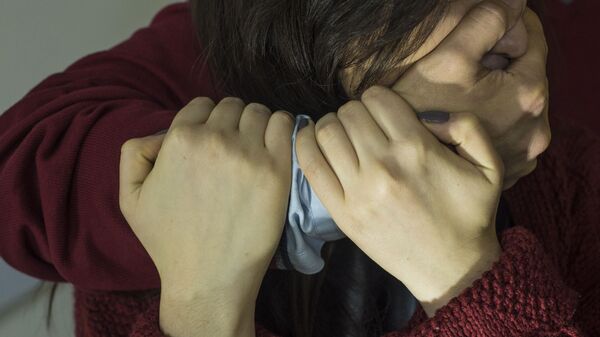 Мужчина применяет насилие в отношении девушки. Архивное фото - Sputnik Кыргызстан
