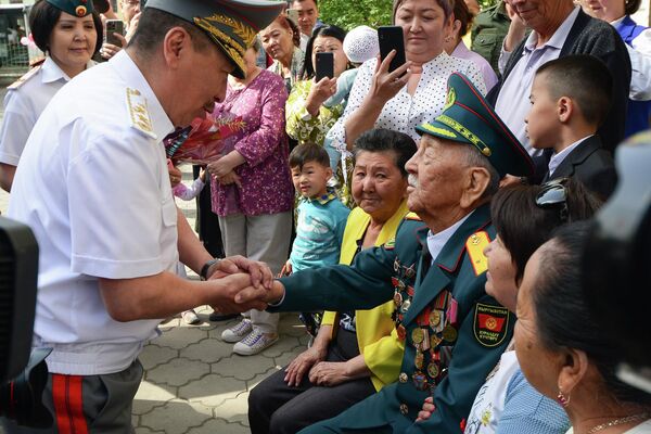 Сегодня министр обороны Бактыбек Бекболотов посетил ветерана Асека Урмамбетова - Sputnik Кыргызстан