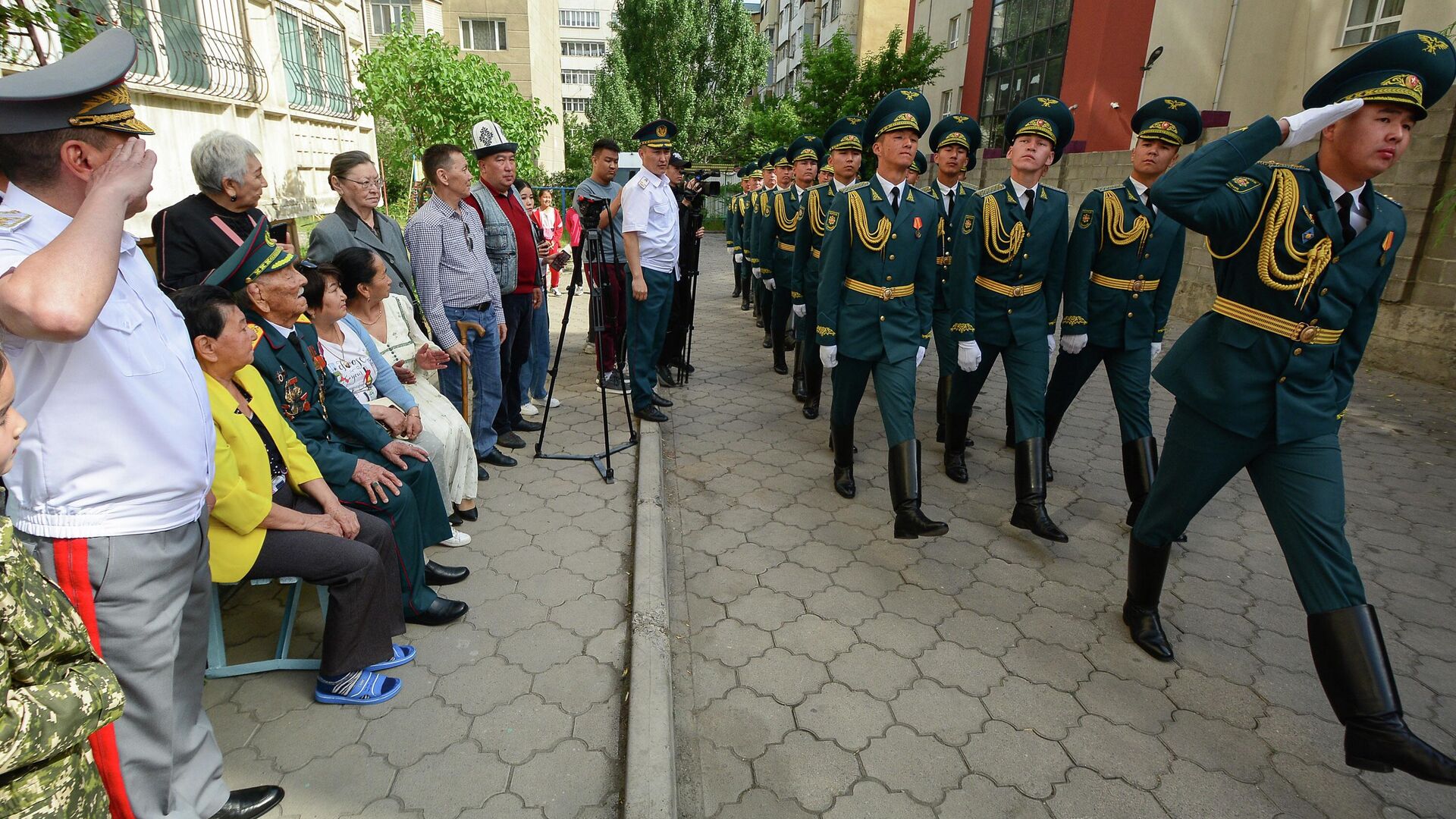 Поздравление ветеранов ВОВ руководством МО Кыргызстана в Бишкеке - Sputnik Кыргызстан, 1920, 08.05.2023