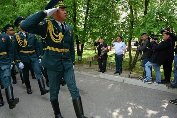 Поздравление ветеранов ВОВ руководством Министерства Обороны Кыргызстана в Бишкеке - Sputnik Кыргызстан