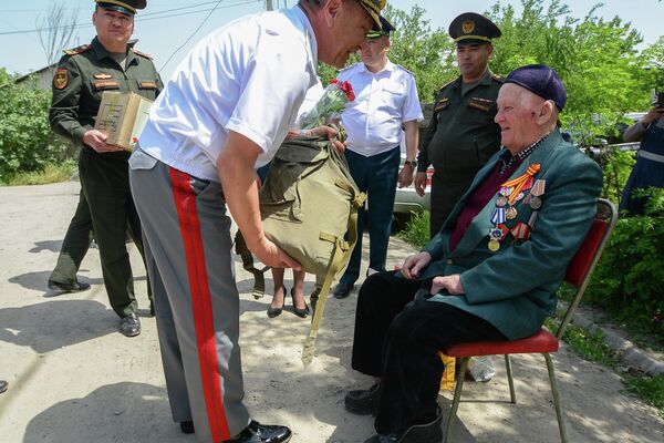 Поздравление ветеранов ВОВ руководством Министерства Обороны Кыргызстана в Бишкеке - Sputnik Кыргызстан