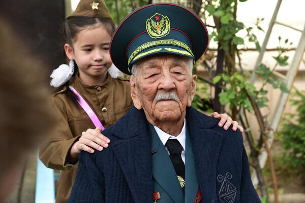 Бекболотов поздравил ветерана с предстоящей знаменательной датой, выразил ему благодарность за вклад в Великую Победу и вручил армейский вещевой мешок с продуктовым набором и фронтовыми &quot;ста граммами&quot; - Sputnik Кыргызстан