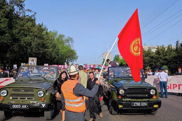 Бишкек шаарында &quot;Өлбөс полк&quot; акциясына чыккандардын жүрүшү башталды - Sputnik Кыргызстан
