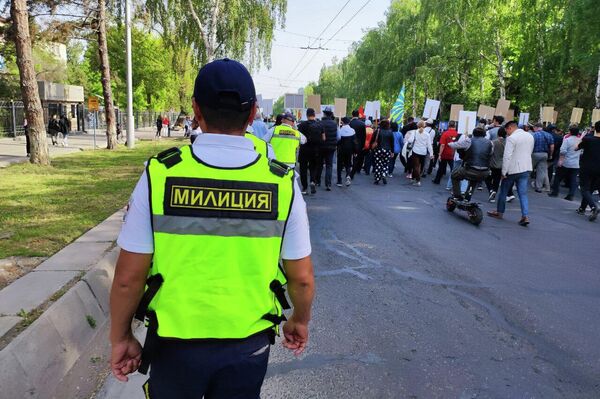В это же время на проспекте Чуй проходит шествие войск Бишкекского гарнизона. Они исполняют песни военных лет. - Sputnik Кыргызстан