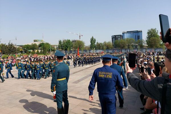 Они стартовали на площади Ала-Тоо и дойдут до площади Победы, где в 10:00 начнется митинг-реквием - Sputnik Кыргызстан