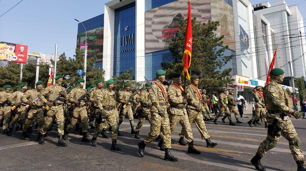 Марш военнослужащих Бишкекского гарнизона в День Победы - Sputnik Кыргызстан
