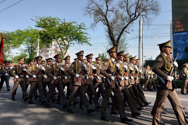 В центре Бишкека проходит марш военнослужащих Бишкекского гарнизона - Sputnik Кыргызстан