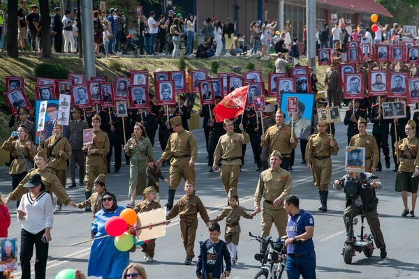 Всего в марше &quot;Бессмертного полка&quot;  участвовали более 12 тысяч человек, еще 3 тысячи встретили колонну на площади - Sputnik Кыргызстан