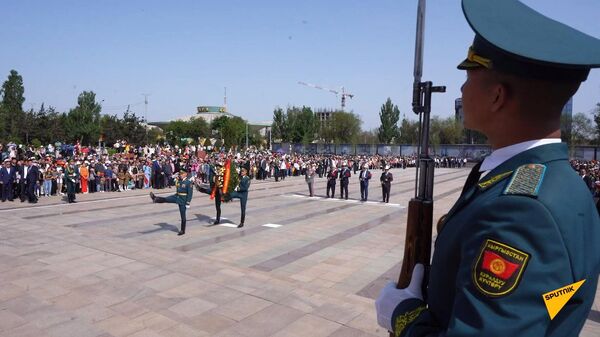Церемония возложения цветов к Вечному огню в Бишкеке — видео - Sputnik Кыргызстан