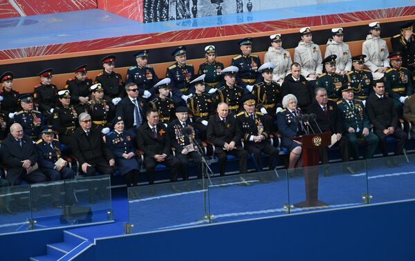 Президенты наблюдали за парадом рядом с ветеранами ВОВ - Sputnik Кыргызстан