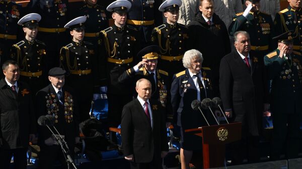 Президент РФ В. Путин и председатель правительства М. Мишустин на параде Победы в Москве - Sputnik Кыргызстан