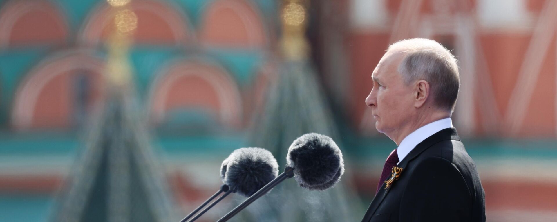 Президент РФ Владимир Путин выступает на параде в Москве - Sputnik Кыргызстан, 1920, 09.05.2023