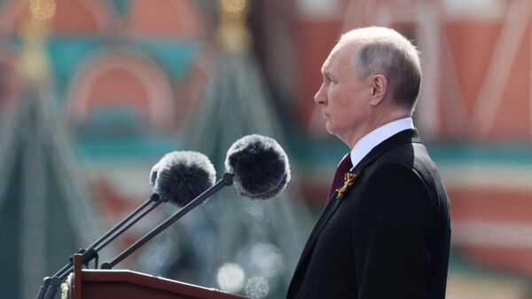 Президент РФ Владимир Путин выступает на параде в Москве - Sputnik Кыргызстан