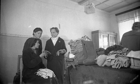 Женщины собирают одежду для фронта в городе Фрунзе. 1941 - Sputnik Кыргызстан