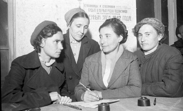 Сотрудники больницы записываются на военный заем. Фрунзе, 1941 - Sputnik Кыргызстан