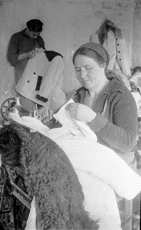 Стахановка А. Гущина шьет одежду для солдат. Фрунзе, 1941 - Sputnik Кыргызстан