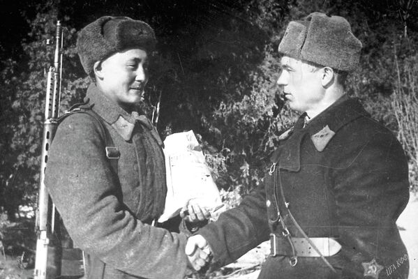 Кыргызстандык аскерге командир жердештери берип жиберген белекти тапшырууда, 1942-жыл - Sputnik Кыргызстан