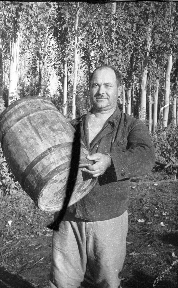 Садовник А. В. Селиванов передает бочку с вином для фронтовиков. Фрунзенская область, 1942 - Sputnik Кыргызстан