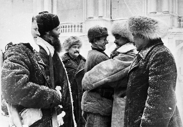 Члены делегации Киргизской ССР встречаются с партизанами. 1942 - Sputnik Кыргызстан