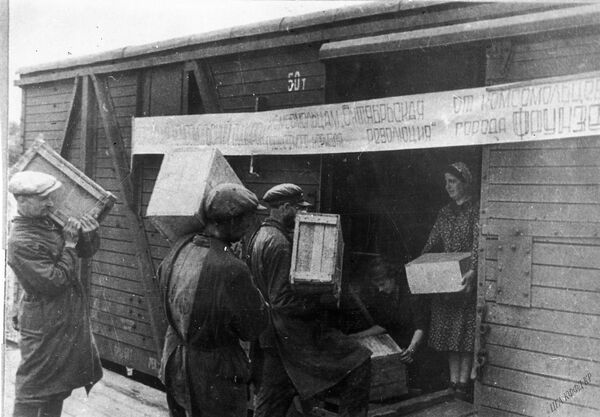 Члены кыргызской делегации грузят посылки для Блокадного Ленинграда. 1942 - Sputnik Кыргызстан