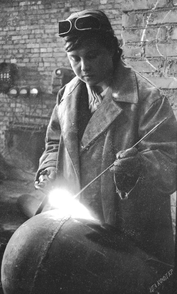 Работница завода Тамара Косенко, которая выполнила план на 300 процентов по изготовлению продукции для фронта. Фрунзе, 1943 - Sputnik Кыргызстан