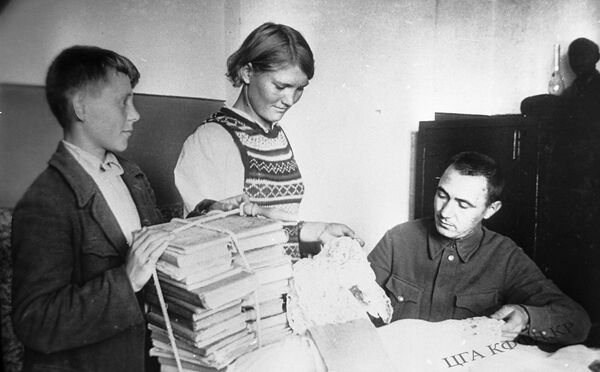 Воспитанники детского дома передают книги для солдат. Фрунзе, 1942 - Sputnik Кыргызстан