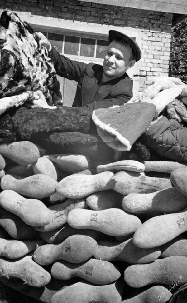 Кызыл армия үчүн жылуу кийимдер чогултулуп жаткан маал. Сүрөттүн автору Б. Блюмен. Фрунзе шаары, 1942-жыл. - Sputnik Кыргызстан