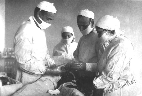 Врачи эвакуационного госпиталя № 1081 оперируют раненого солдата. Фрунзе, 1943 - Sputnik Кыргызстан