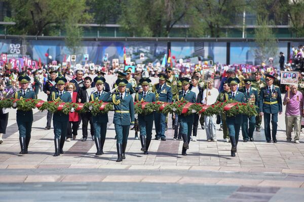 “Жеңиш” аянтында митинг-реквием өтүп, Өчпөс отко гүлчамбар коюу расмий аземи болду - Sputnik Кыргызстан