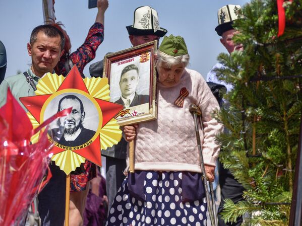 Участники акции &quot;Бессмертный полк&quot; тоже возложили цветы - Sputnik Кыргызстан