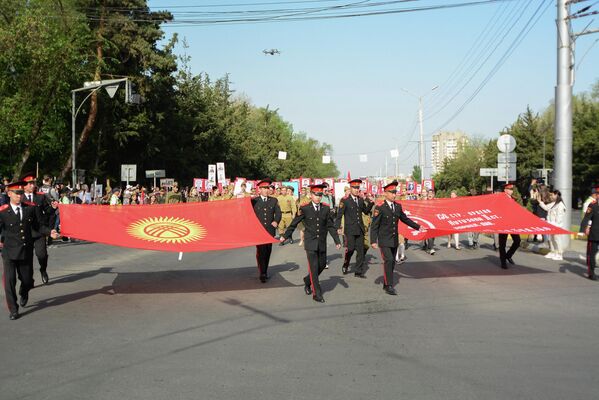 Колонну возглавили курсанты с флагами - Sputnik Кыргызстан