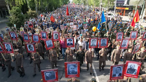 Участники шествия Бессмертного полка в Бишкеке. Архивное фото - Sputnik Кыргызстан