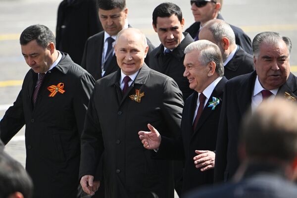 Главы государств после окончания парада идут к Могиле Неизвестного Солдата - Sputnik Кыргызстан