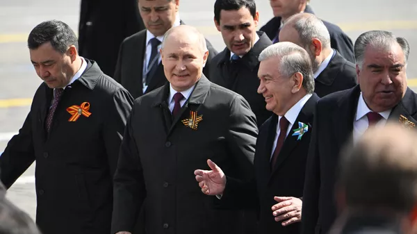 Президент РФ Владимир Путин и президенты стран ЦА после окончания парада в Москве. Архивное фото - Sputnik Кыргызстан