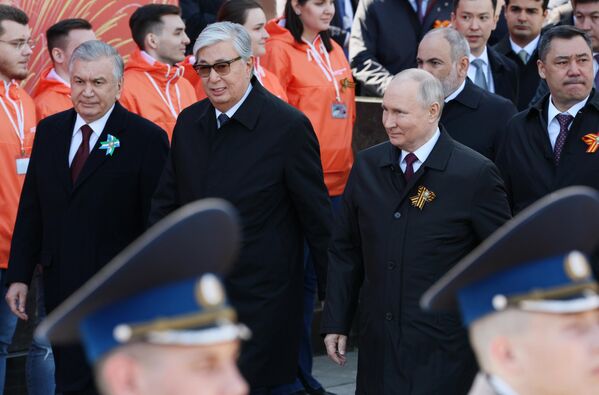 Главы стран СНГ идут к трибунам перед началом парада - Sputnik Кыргызстан