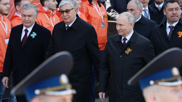 Президент РФ В. Путин и председатель правительства М. Мишустин на параде Победы в Москве - Sputnik Кыргызстан