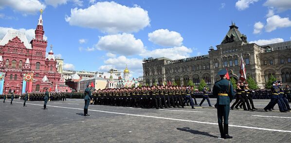 Военные проходят маршем по Красной площади - Sputnik Кыргызстан