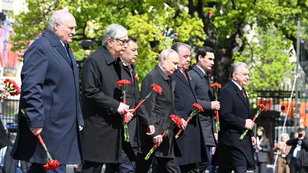 Президент РФ В. Путин возложил цветы к Могиле Неизвестного Солдата в Александровском саду - Sputnik Кыргызстан
