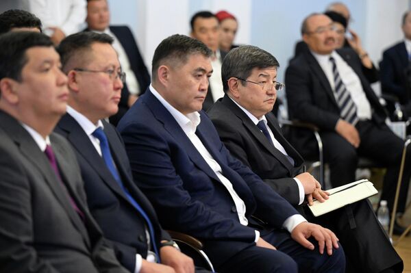Досрочные выборы состоятся 28 мая, в них участвуют 32 кандидата, сейчас идет агитационный период - Sputnik Кыргызстан