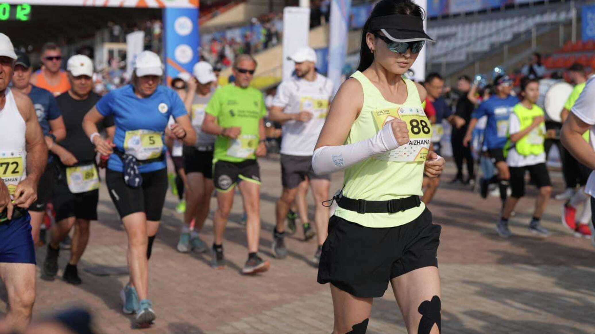 Забег 13 апреля. Международный Иссык-Кульский марафон ШОС 2023. Бег фото. Марафон бег. Марафонцы фото.