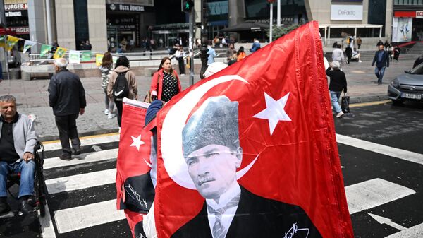 Торговец флагов с изображением Мустафы Кемаля Ататюрка на улице в Анкаре - Sputnik Кыргызстан