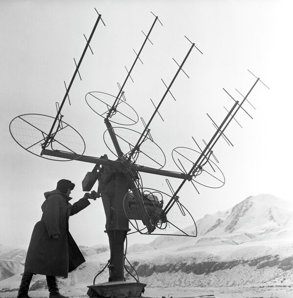 Тянь-Шань аэрологиялык станциясында радиотехник Хасен Шакиров антеннаны тууралап коюуда, 1968-жыл - Sputnik Кыргызстан
