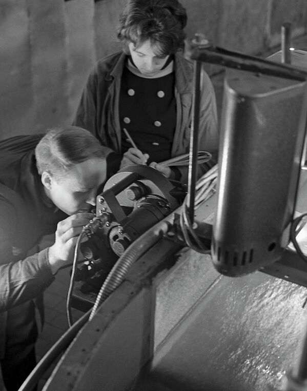 Суу чарба жана энергетика илим-изилдөө институтунун кызматкерлери лабораторияда ирригация боюнча изилдөө жүргүзүүдө, 1972-жыл. - Sputnik Кыргызстан