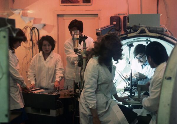 Медициналык институттун студенттери барокамерада эксперимент жүргүзүүдө. Фрунзе шаары, 1978-жыл. - Sputnik Кыргызстан